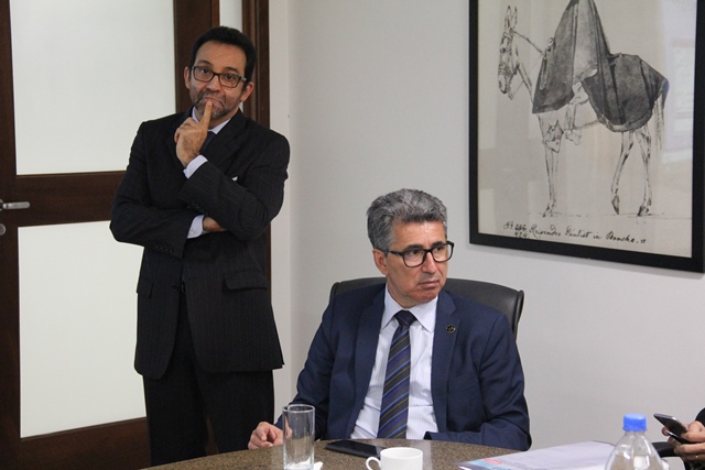 Dílson Cruz, auditor do TCM (em pé), e o presidente do Tribunal, conselheiro João Antonio da Silva Filho.