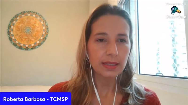 Roberta Carolina Dias Barbosa, auditora de controle externo do TCMSP e mediadora do encontro virtual