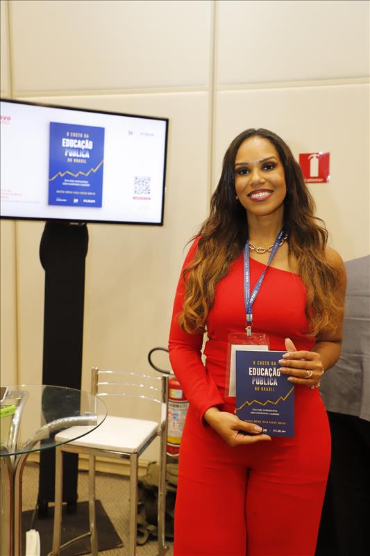 A autora e auditora de Controle Externo do TCMSP, Daiesse Quênia Jaala Bomfim, durante o lançamento da obra no VIII ENTC
