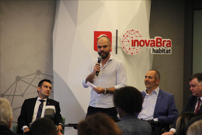 O prefeito da capital, Bruno Covas, acompanhado de Marcos da Costa (esq.) e Cid Torquatto (dir.)