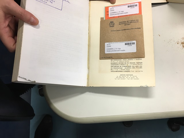 Livro com caminho feito pelo inseto