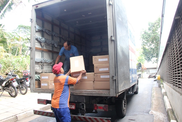 Caixas acondicionadas no caminhão para o transporte