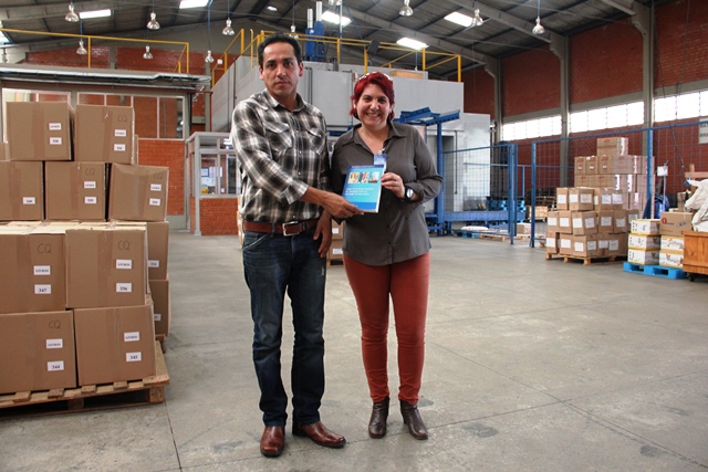 Professor Pablo Vasquez entrega publicação para a servidora Rita de Cassia da Biblioteca