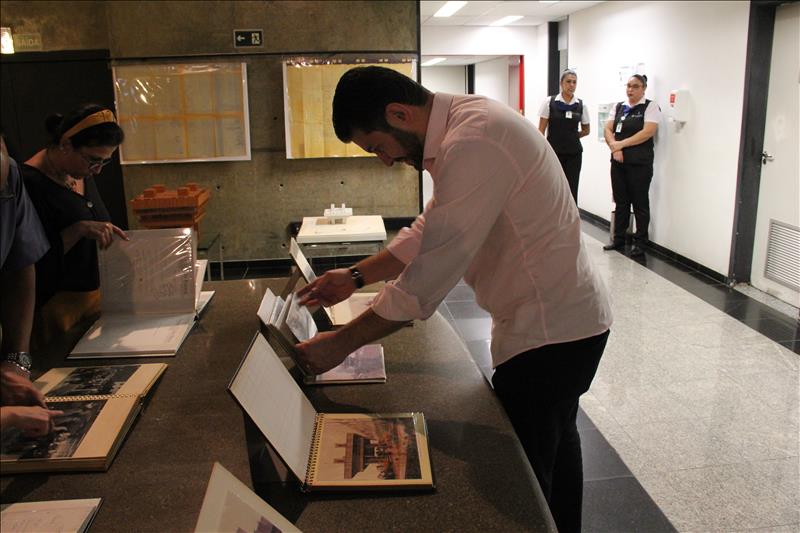 Conselheiro presidente Eduardo Tuma prestigiou a abertura da exposição 