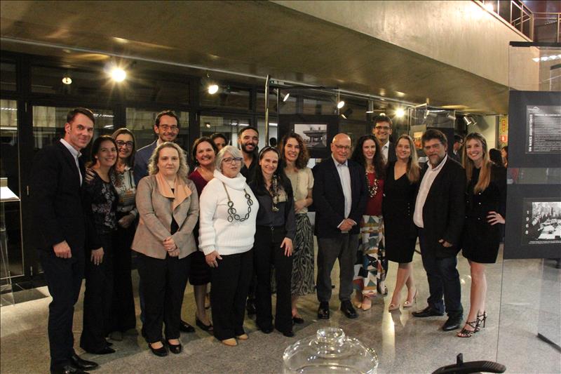 Conselheiro Mauricio Faria prestigia a exposição com colaboradores do TCMSP