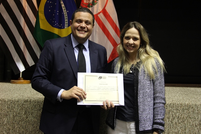 Eduardo Palella e Maria Fernanda Pessatti com o certificado do evento.