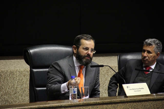 Conselheiro Ivan Bonilha faz palestra no TCM, ao lado do presidente João Antonio