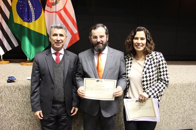 Presidente João Antonio e mediadora Egle Monteiro ladeando o conselheiro Bonilha