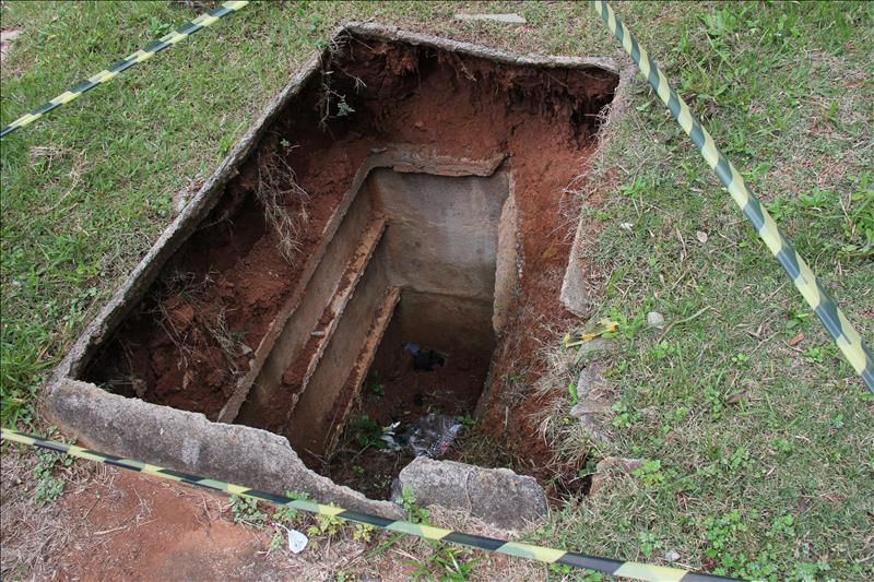 No cemitério São Pedro, covas estão cedendo