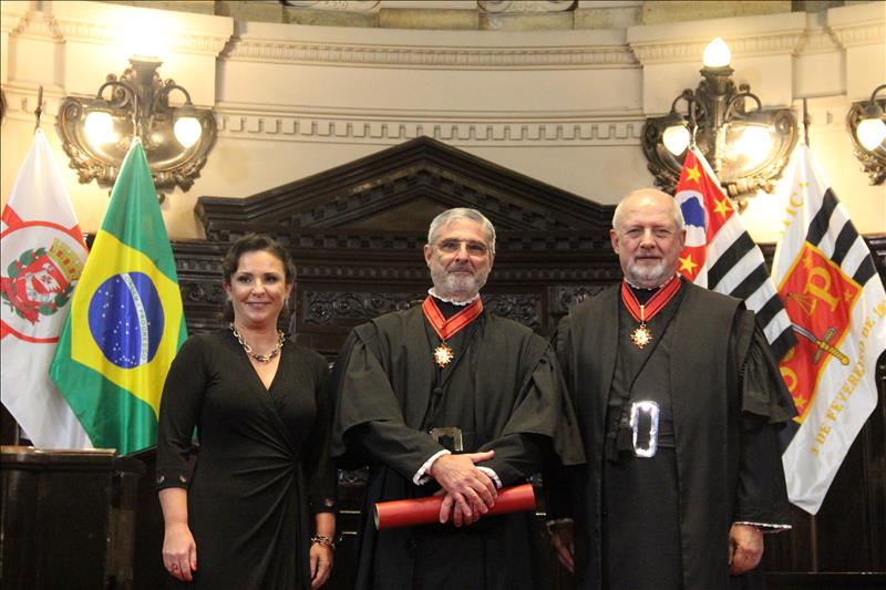 Novo desembargador, Maurício Fiorito (centro), esposa (esquerda) e o presidente do TJSP, Ricardo Anafe