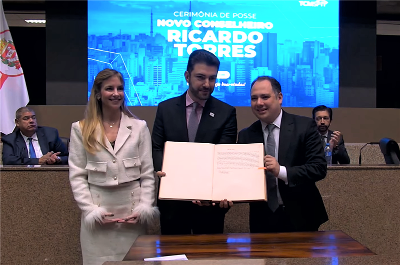 Presidente Eduardo Tuma, conselheiro Ricardo Torres e secretária geral Milena Giovannetti após a formalização da posse