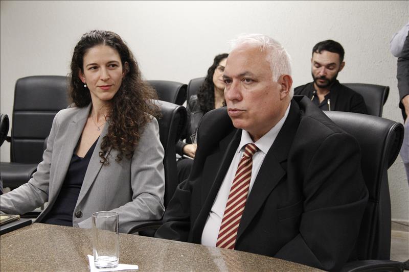 Oswaldo Ribeiro, auditor da Fundação Vanzolini, ao lado de  Luciana Guerra, subsecretária de Controle Externo