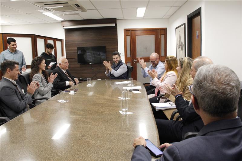 Presidente e conselheiro Eduardo Tuma,
auditores da Fundação Vanzolini, representantes dos gabinetes da presidência e dos conselheiros. 

