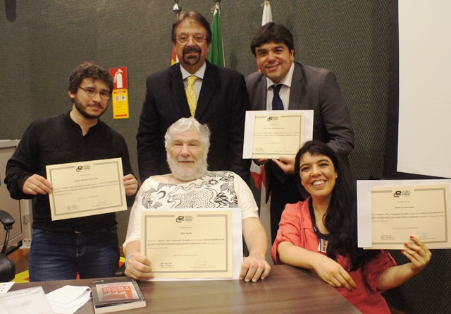 Todos os integrantes do debate receberam certificados de participação no seminário.