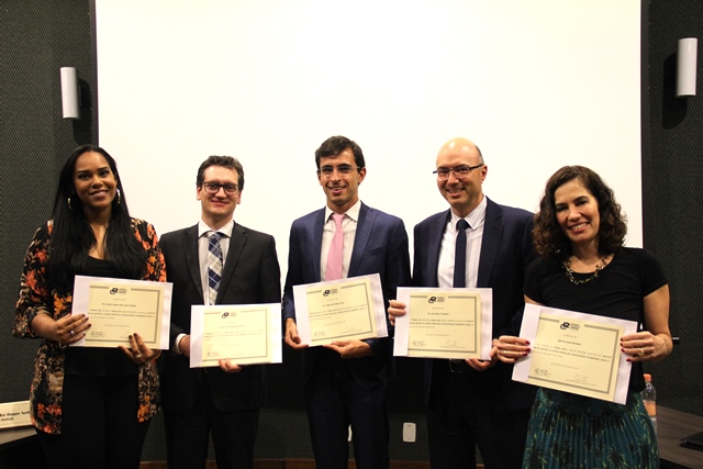 Mediadora e palestrantes com o certificado da Escola de Contas, após o evento.