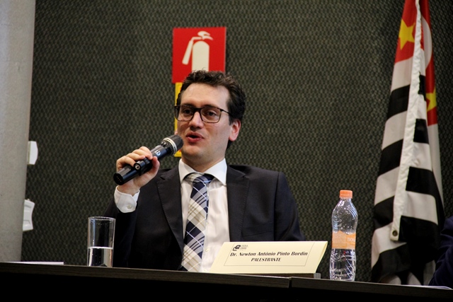 O palestrante Dr. Newton Antônio Pinto Bordin.