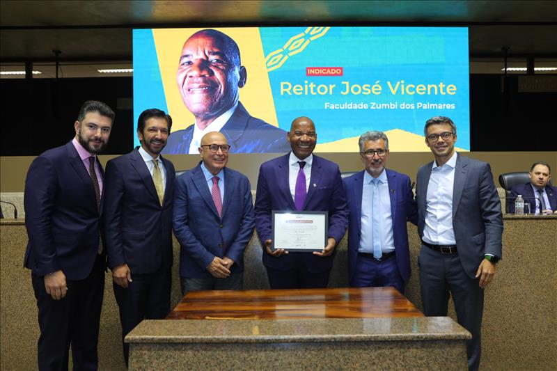 O reitor José Vicente também recebeu o prêmio