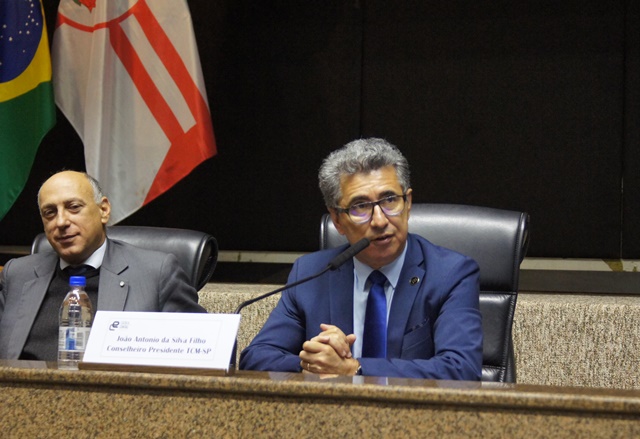 O professor português Eduardo Vera-Cruz Pinto e o conselheiro presidente do TCMSP, João Antonio.