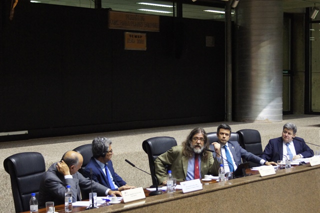 Mesa que compôs o debate da manhã desta quarta-feira, no Plenário do TCMSP.