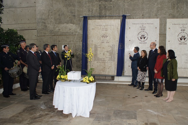 Servidores homenageados neste Jubileu de Ouro tiveram seu nome gravado na placa comemorativa, inaugurada hoje.