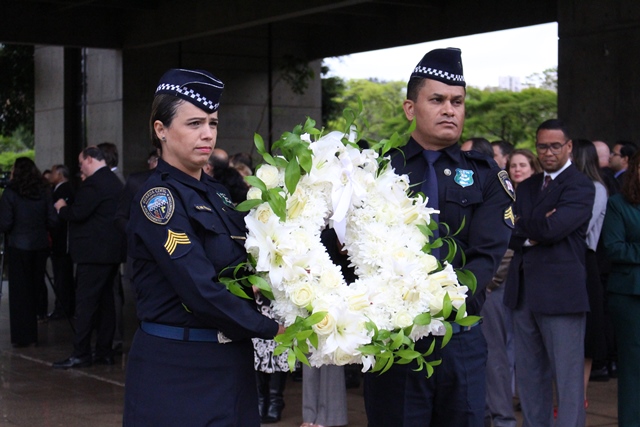 Deposição de coroa de flores no busto de Faria Lima deu início à solenidade.