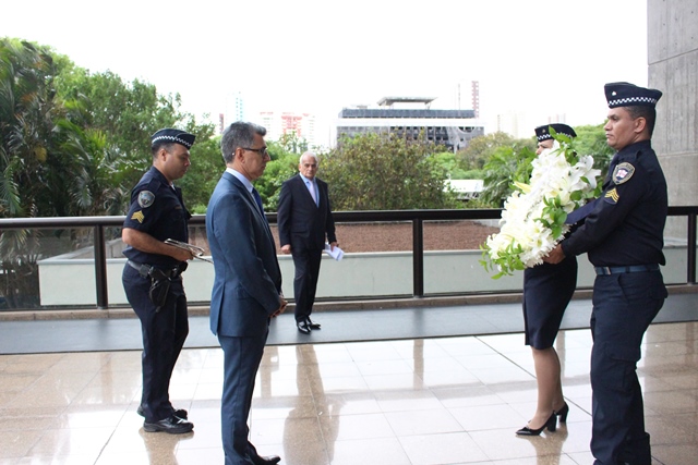 O conselheiro presidente do TCM, João Antonio, em frente à coroa de flores durante a cerimônia desta manhã.
