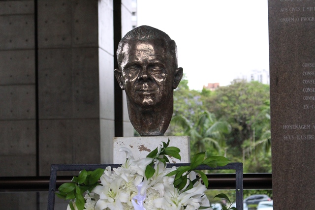 Busto do patrono do Tribunal, Brigadeiro Faria Lima