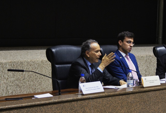O palestrante Prof. Dr. Juarez Xavier Tavares e o mediador Valdir Godoi Buqui Netto.
