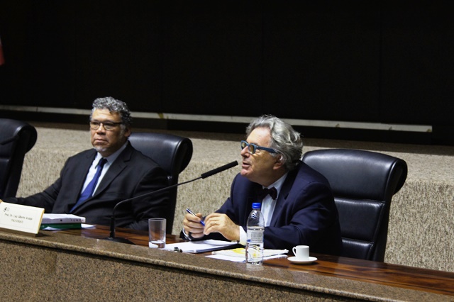  Os palestrantes Prof. Dr. Luiz Alberto Araújo e Prof. Dr. Pietro Lora Alarcón durante o seminário.