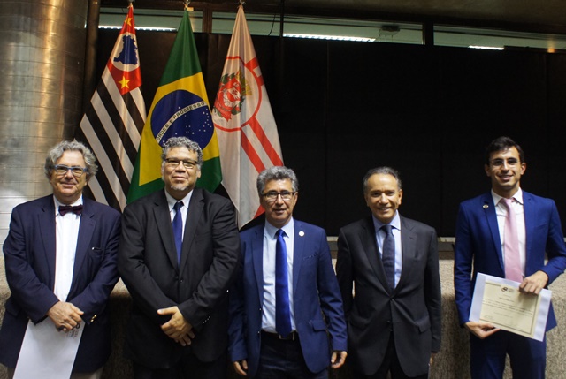 Os participantes receberam os certificados ao final do seminário.