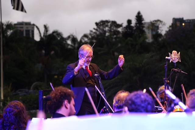 O maestro Abel Rocha, regendo a Orquestra Sinfônica de Santo André.