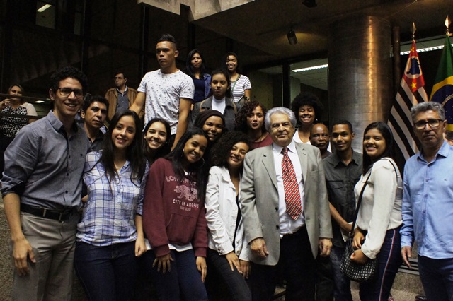 Celso Bandeira de Mello e João Antonio posam com integrantes da ETEC.