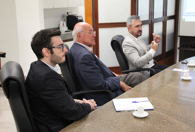 O presidente da Jucesp, Marcelo Strama (à direita), e o vice-presidente, Fernando Zuppo (ao centro).