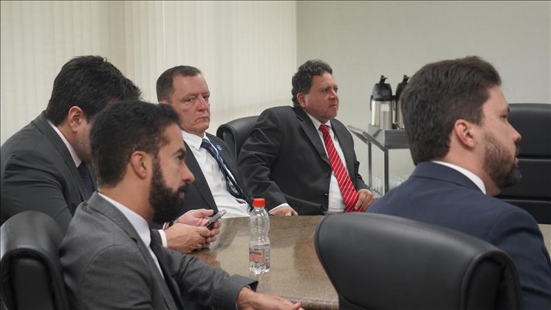 Na imagem, o diretor do Núcleo de Informação Estratégica (NIE), André Fagundes Mendes, os servidores Luís Gustavo De Aquino Carvalho e Mário Augusto de Oliveira Neto, o secretário-geral de Administração, Paulo Cavalcanti de Oliveira e o secretário de TI, Fábio Pina Marques de Sousa. 
