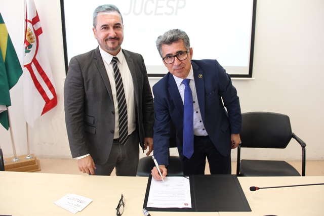 O conselheiro presidente do TCMSP, João Antonio, fez questão de assinar o instrumento da parceria na sede da JUCESP