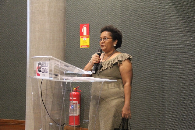 Jovelina Ribeiro da Silva Souza teve a honra de entregar um presente aos docentes homenageados da noite