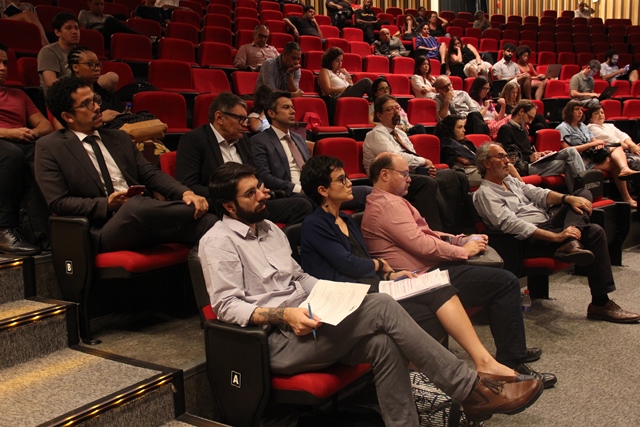 A plateia presente no teatro do SESC Bom Retiro para acompanhar o primeiro evento da série Viver Em São Paulo de 2019.