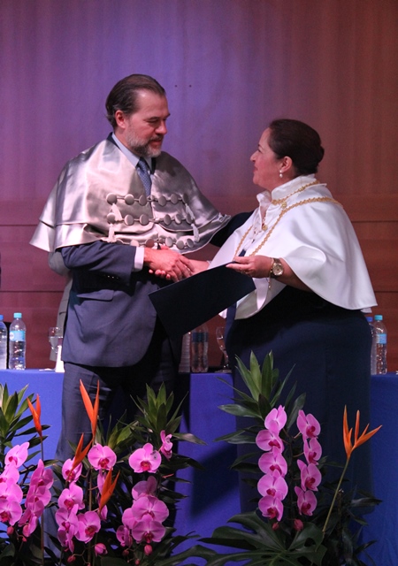 A reitora da instituição de ensino, professora Luciane Lúcio Pereira, fez a entrega em nome de toda a Universidade Santo Amaro