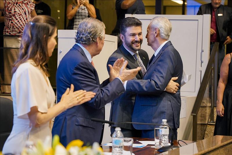 Eduardo Tuma abraça Domingos Dissei na troca de presidentes para 2025