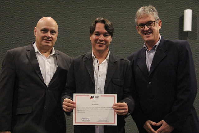 O palestrante recebeu o certificado de participação no evento pelas mãos do engenheiro e professor da Escola de Contas, José Frederico Meier Neto