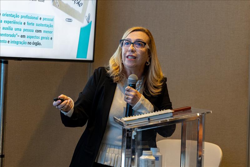 Luiza destacou a importância do desenvolvimento de servidores comprometidos e experientes para orientar e apoiar novos colaboradores (Foto: Debora Andrade/Atricon)