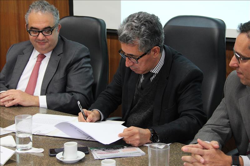 O presidente TCMSP, João Antonio, assina o contrato de parceria com a Procuradoria Geral do Município de SP