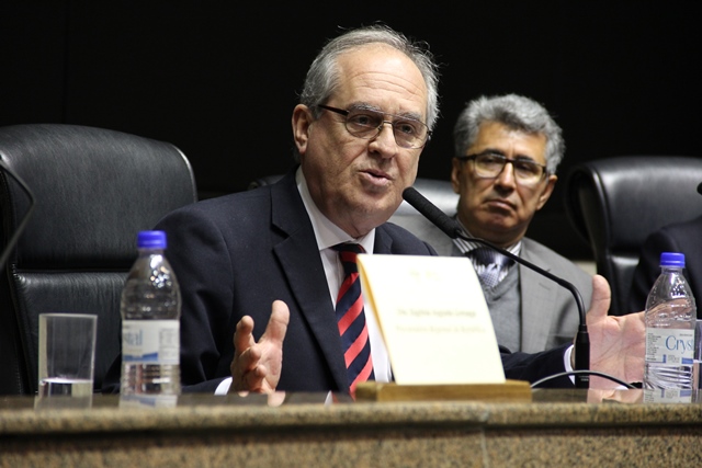 Alejandro Pérez Hualde, professor titular de Direito Administrativo da Universidade Nacional de Cuyo