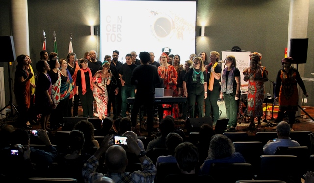 O Coral do TCMSP, sob a regência do maestro William Guedes, apresentou ao público três músicas