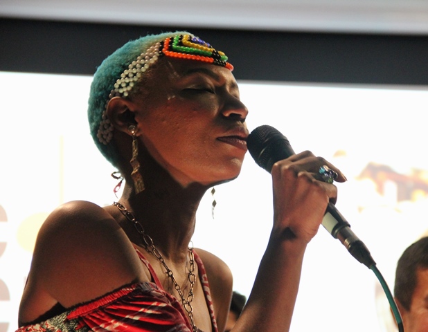 Participação da cantora sul-africana erradicada no Brasil, N’Duduzo Siba