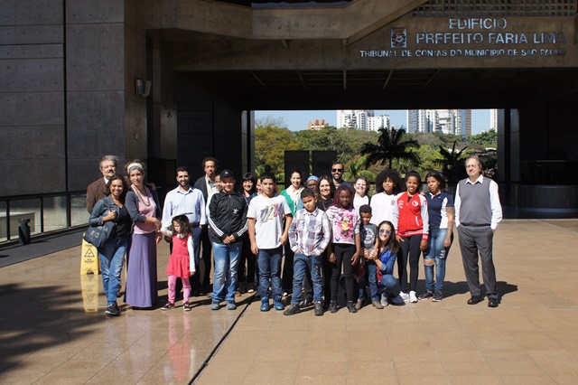 As ONG's posaram para foto na Esplanada do Tribunal