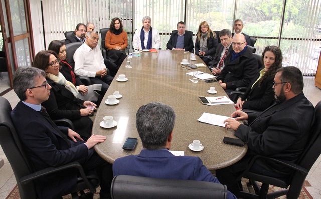 O presidente João Antonio, acompanhado do Comitê Gestor do órgão, deu boas-vindas ao auditor Rogério Aveiro, da empresa certificadora portuguesa APCER
