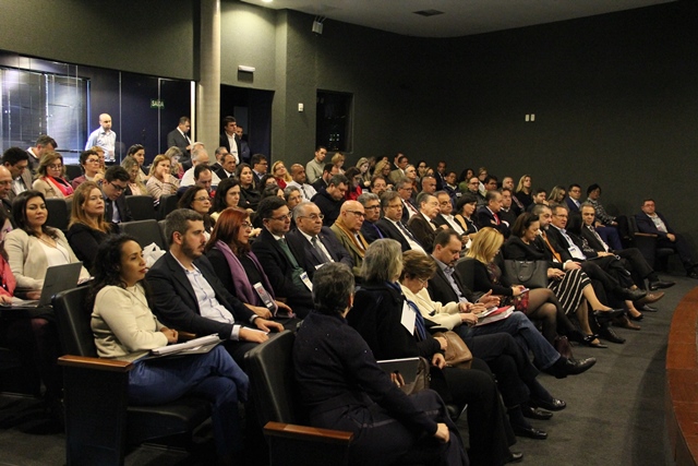 O auditório da Escola Superior de Gestão e Contas Públicas do TCMSP lotou. Entre os presentes, membros da sociedade civil e dos Tribunais de Contas do Brasil 