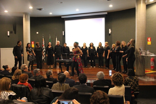 O Coral do TCMSP junto a cantora sul-africana radicada no Brasil, N’Duduzo Siba