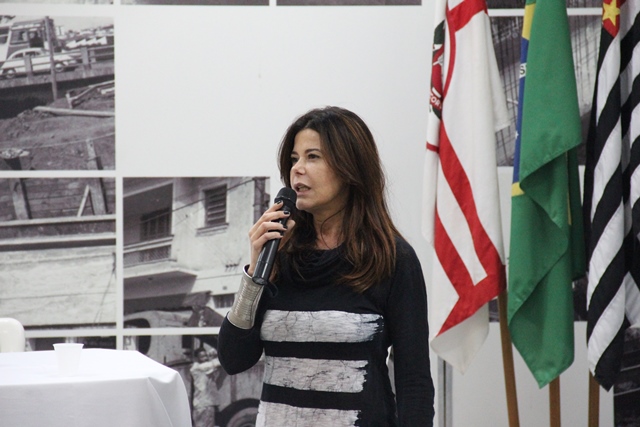 A mestre de cerimônia da apresentação, Sandra Caruso